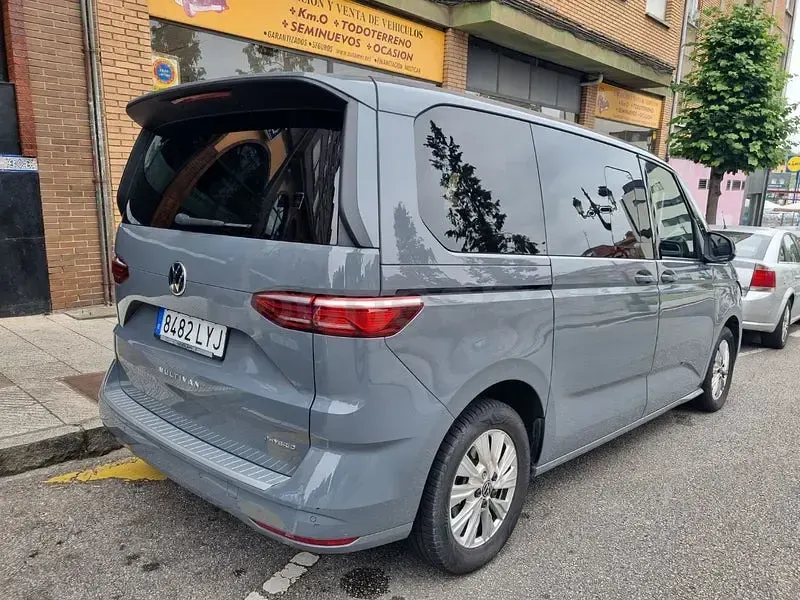 Usado VW Multivan Style 218 CV (160 kW) 2022 Gris / plata Monovolumen