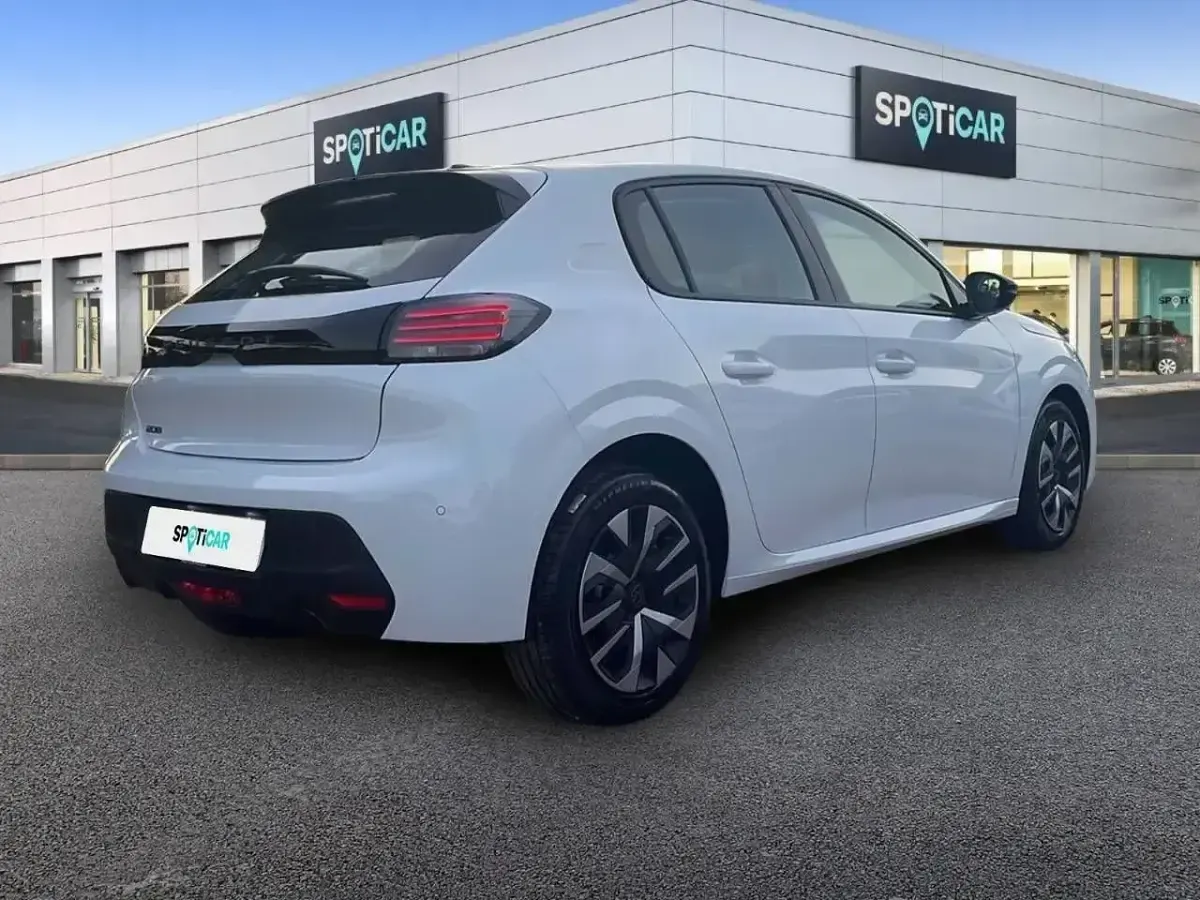 Usado Peugeot 208 Active 100 CV (73 kW) 2024 Blanco Utilitario