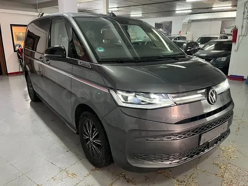 Usado VW Multivan Style 150 CV (110 kW) 2025 Gris / plata Monovolumen