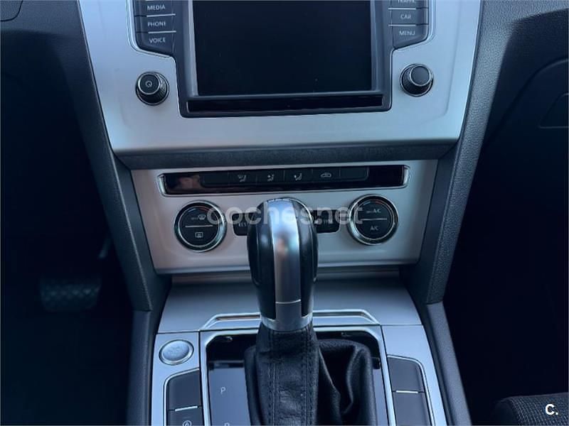 Usado VW Passat Advance 150 CV (110 kW) 2016 Gris / plata Familiar