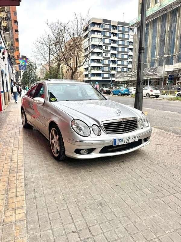 Käytetty Mercedes E500 306 HP (225 kW) 2002 Hopea Sedan