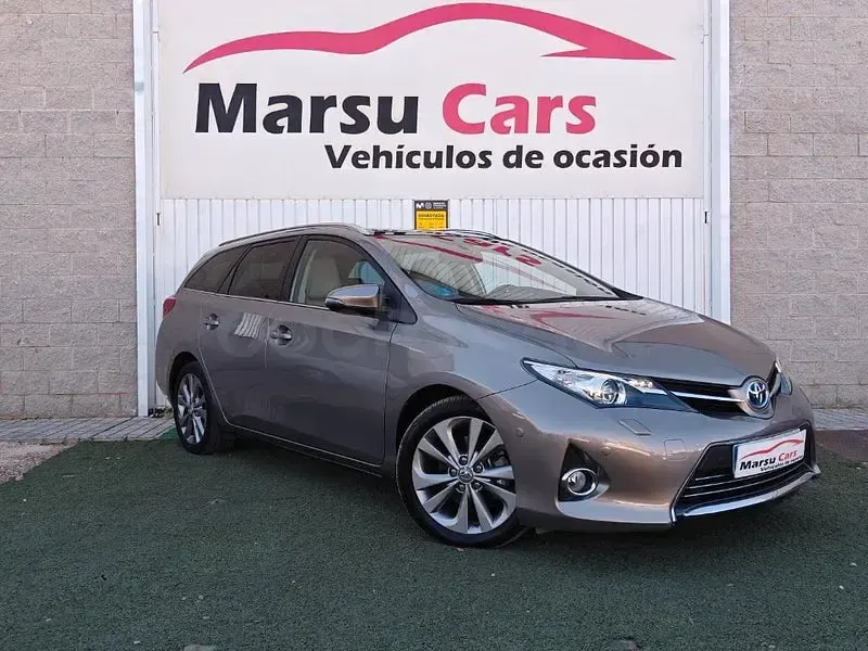 Usado Toyota Auris Hybrid Advance 136 CV (100 kW) 2015 Gris / plata Familiar