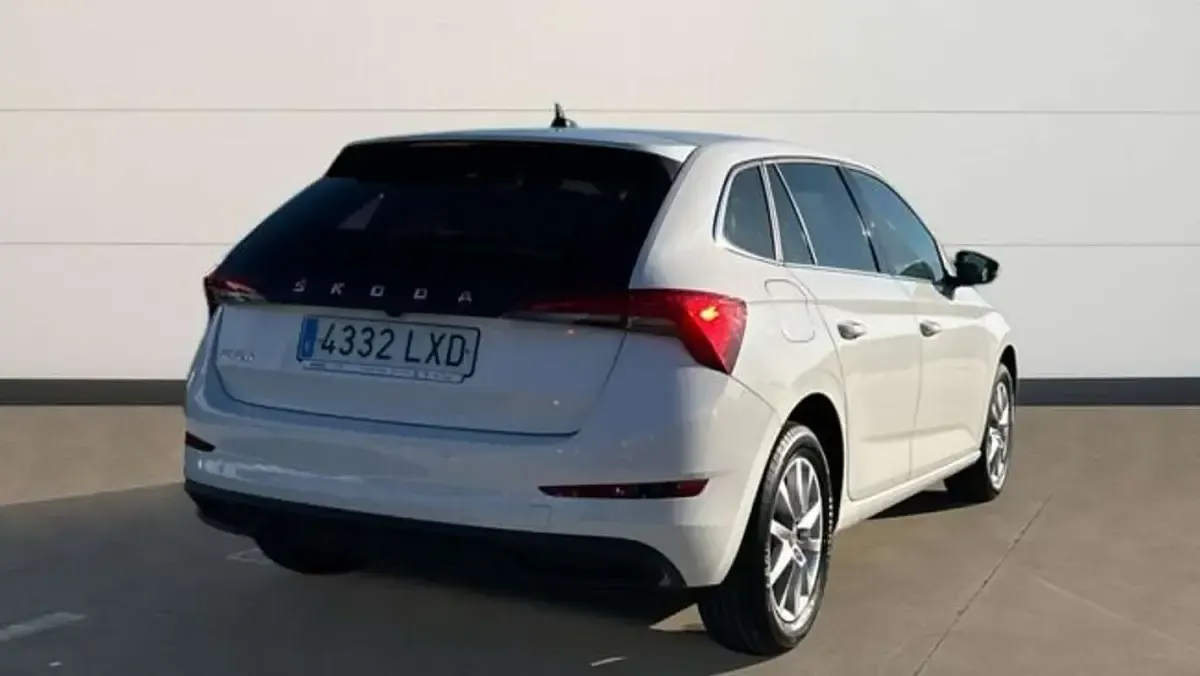 Usado Skoda Scala 95 CV (69 kW) 2022 Blanco Utilitario