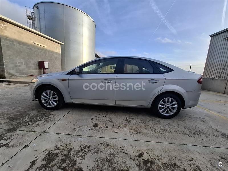 Usado Ford Mondeo Trend 140 CV (102 kW) 2010 Gris / plata Berlina