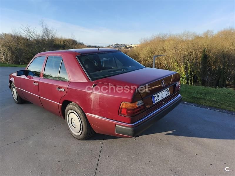 Usado Mercedes E250 113 CV (83 kW) 1993 Granate Berlina