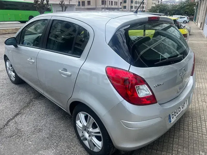 Usado Opel Corsa 95 CV (69 kW) 2010 Gris / plata Utilitario