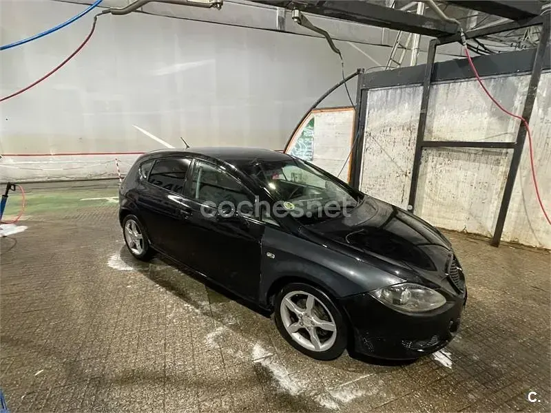 Usado Seat Leon Reference 140 CV (102 kW) 2006 Negro Utilitario