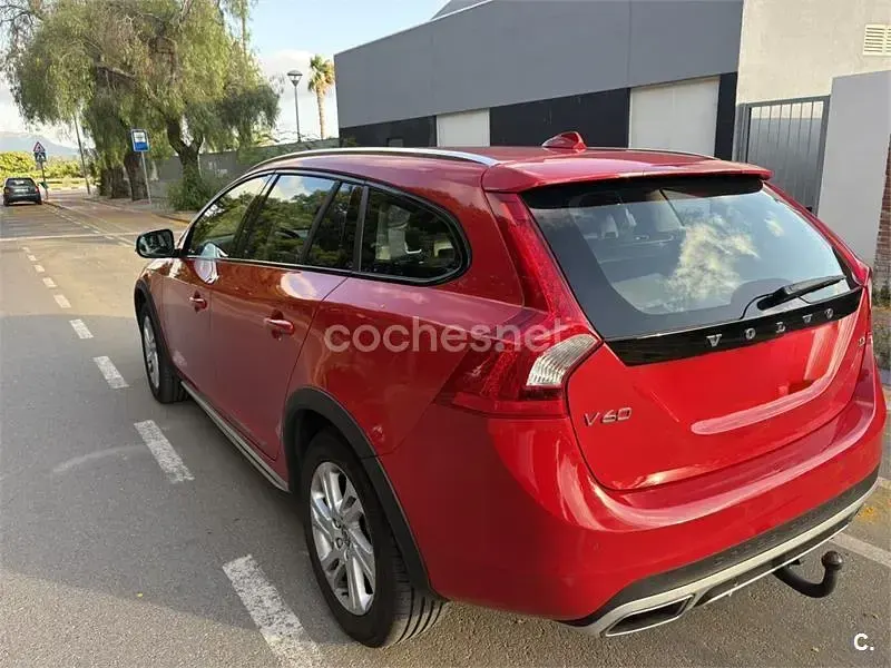 Usado Volvo V60 CC 150 CV (110 kW) 2017 Rojo Familiar