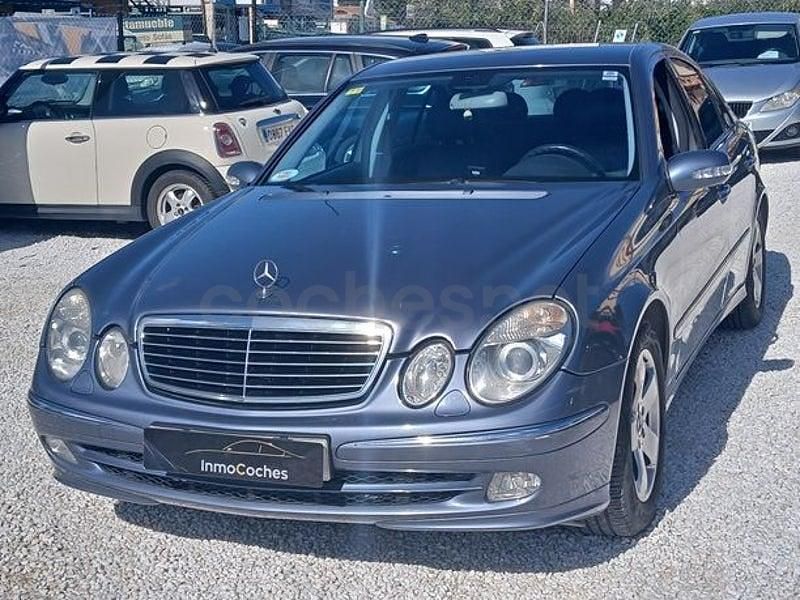 Usado Mercedes E220 Avantgarde 150 CV (110 kW) 2004 Gris / plata Berlina