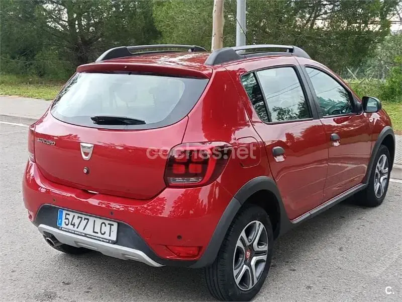 Usado Dacia Sandero Essentiel 90 CV (66 kW) 2019 Granate Berlina