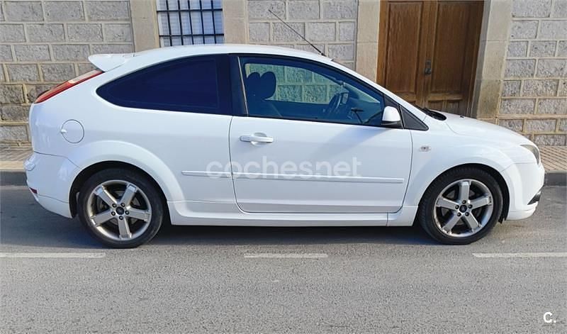 Usado Ford Focus 115 CV (84 kW) 2006 Blanco Berlina