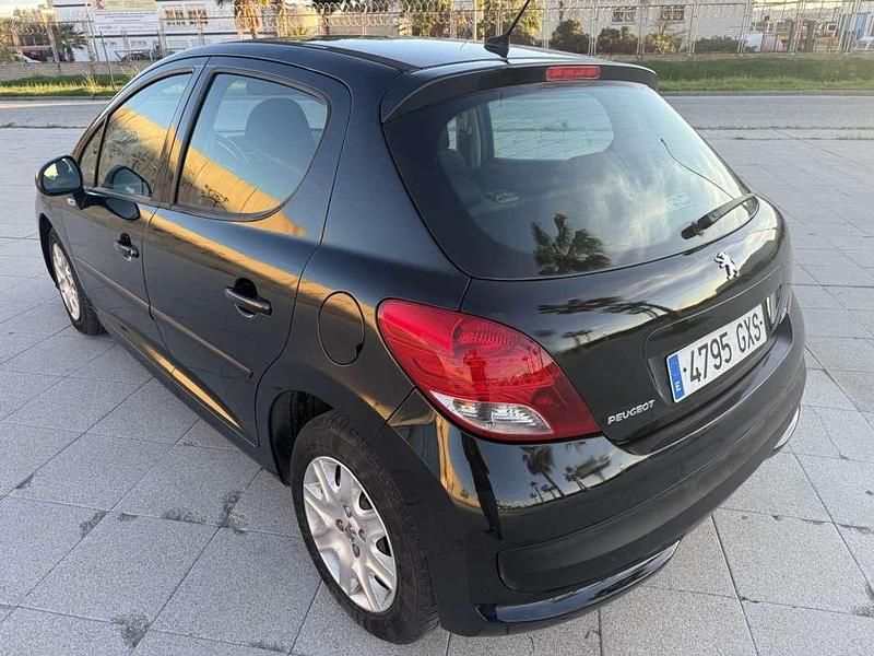 Usado Peugeot 207 70 CV (51 kW) 2010 Negro Utilitario