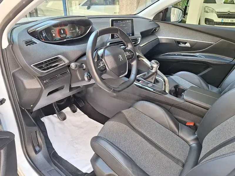 Usado Peugeot 3008 Allure 130 CV (95 kW) 2017 Blanco SUV