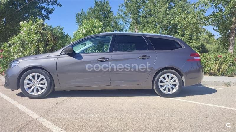 Usado Peugeot 308 Style 100 CV (73 kW) 2020 Gris / plata Familiar