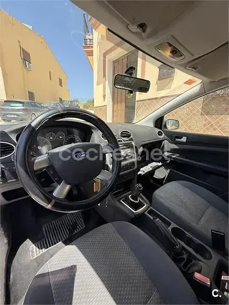 Usado Ford Focus Trend 109 CV (80 kW) 2005 Gris / plata Berlina