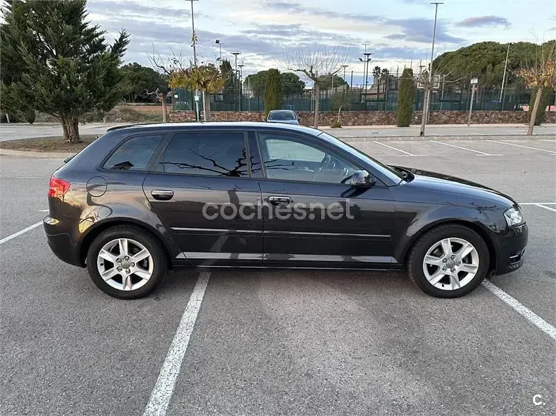 Usado Audi A3 Sportback Attraction 105 CV (77 kW) 2011 Gris / plata Utilitario