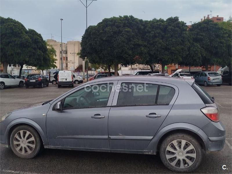 Usado Opel Astra Cosmo 100 CV (73 kW) 2006 Gris / plata Berlina