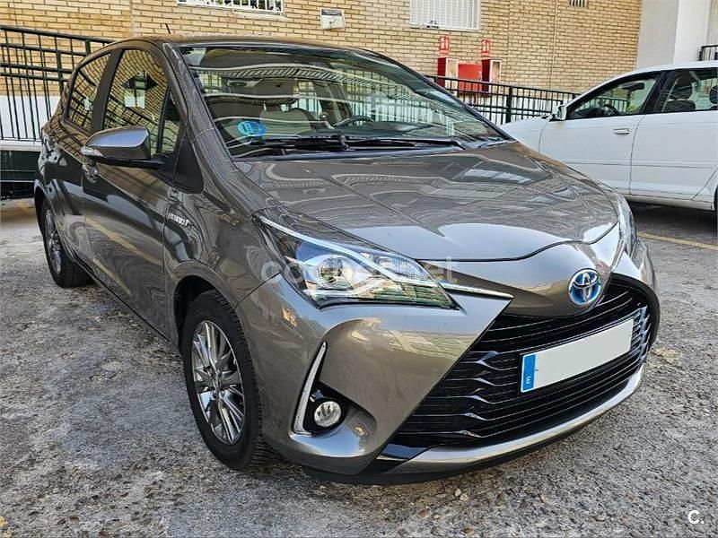 Gris / plata Usado 2018 Toyota Yaris Hybrid Active Berlina | 14.990 € (Precio justo) - Imagen 1/4