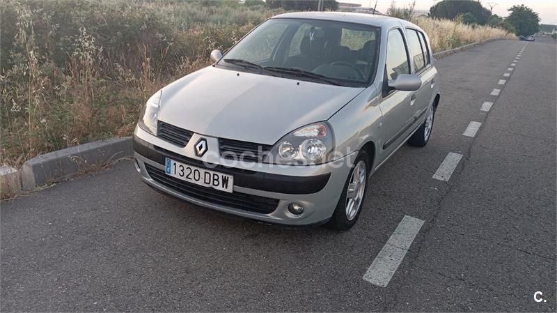 Gris / plata Usado 2004 Renault Clio II Privilege Berlina | 2199 € (Precio justo) - Imagen 1/4