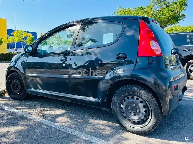 Usado Peugeot 107 68 CV (50 kW) 2006 Negro Utilitario