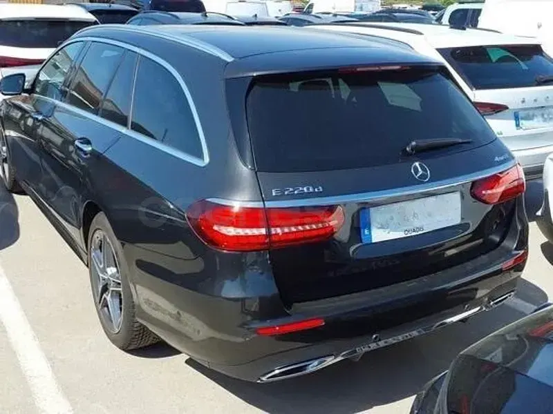 Usado Mercedes E220 194 CV (142 kW) 2022 Gris / plata Familiar