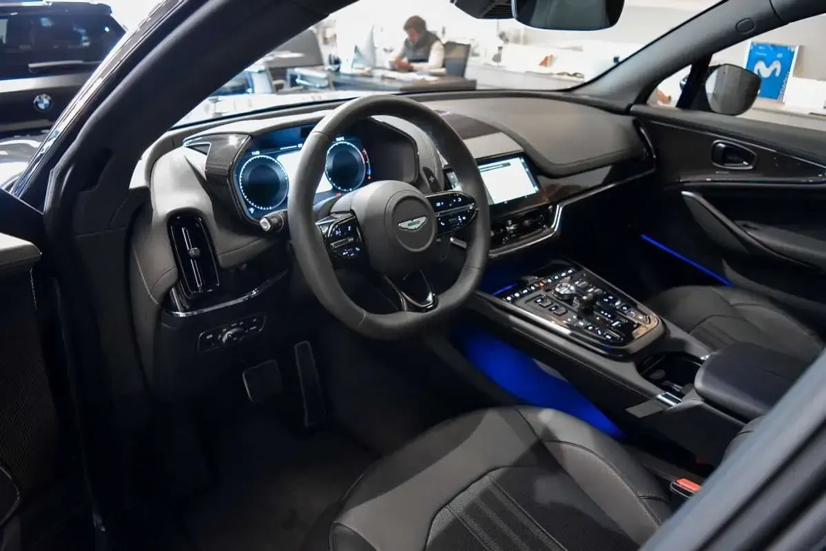 Nuevo Aston Martin DBX 551 CV (405 kW) 2026 Gris SUV