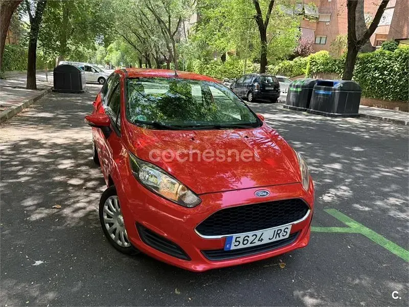 Usado Ford Fiesta Trend 82 CV (60 kW) 2016 Rojo Utilitario