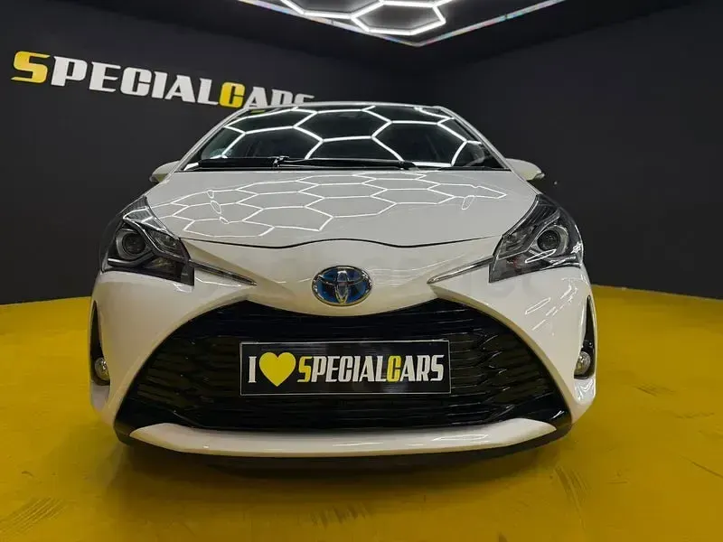 Usado Toyota Yaris Hybrid Active 100 CV (73 kW) 2018 Blanco Berlina