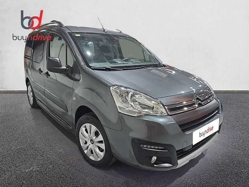 Usado Citroën Berlingo Feel 110 CV (80 kW) 2018 Gris / plata Monovolumen