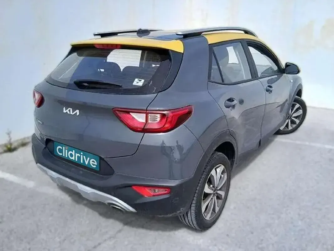 Usado Kia Stonic 84 CV (61 kW) 2022 Gris SUV