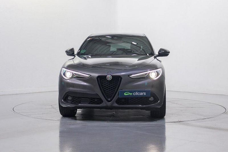 Usado Alfa Romeo Stelvio Ti 210 CV (154 kW) 2021 Gris / plata SUV