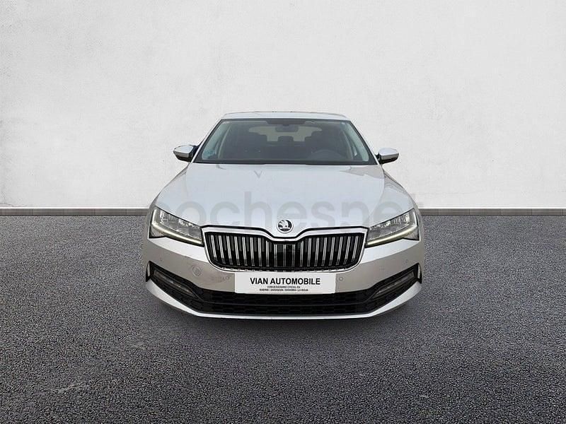 Usado Skoda Superb Ambition 150 CV (110 kW) 2021 Gris / plata Berlina