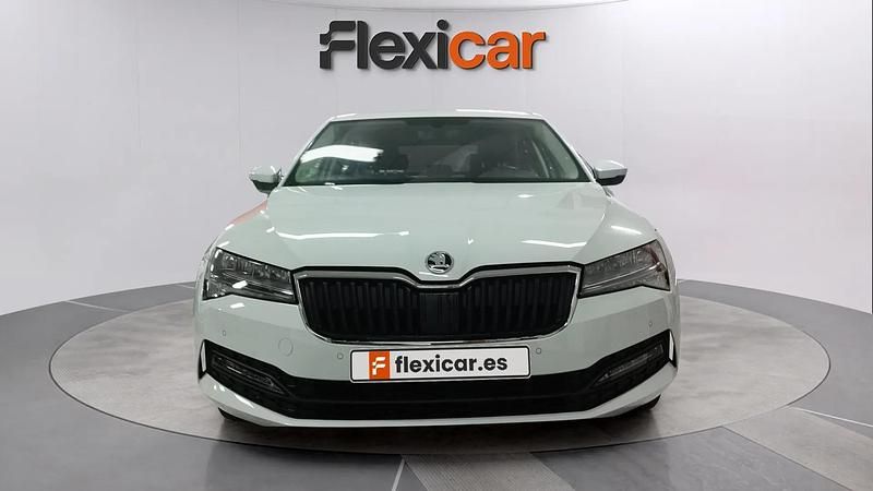 Usado Skoda Superb Style 151 CV (111 kW) 2022 Blanco Familiar