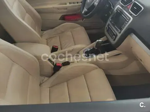Usado VW Eos 140 CV (102 kW) 2012 Gris / plata Descapotable