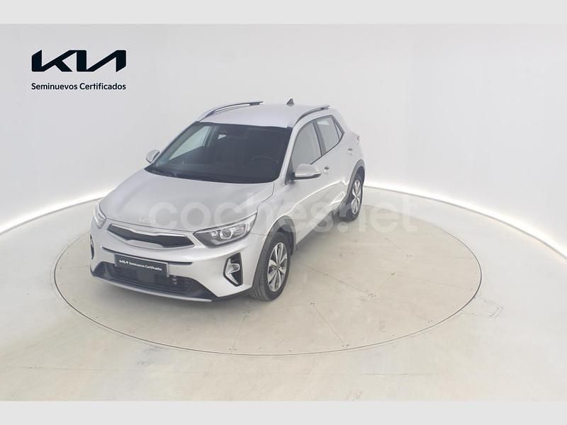 Gris / plata Usado 2024 Kia Stonic SUV | 20.499 € (Precio justo) - Imagen 1/4