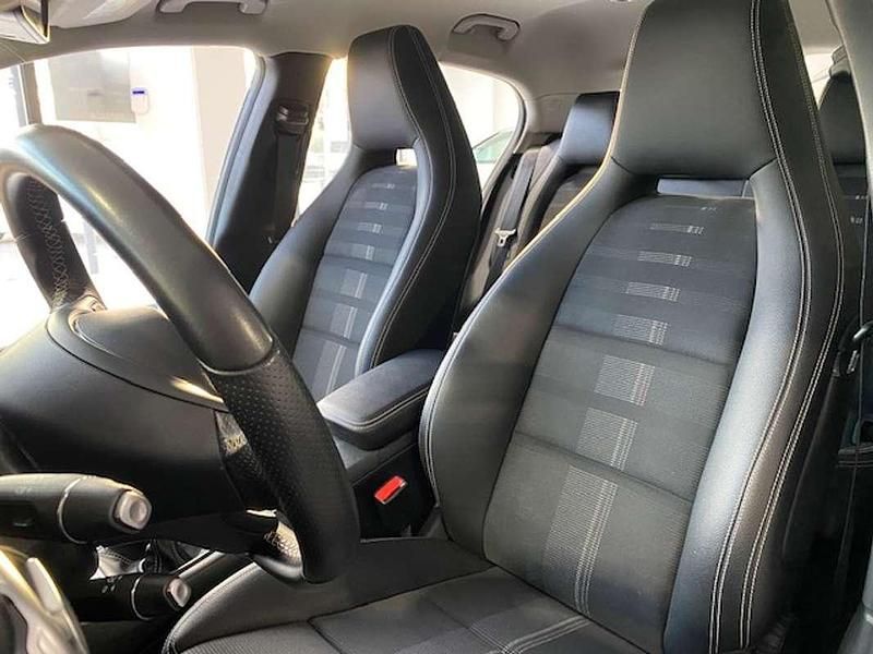 Usado Mercedes GLA200 Urban 136 CV (100 kW) 2018 Rojo SUV