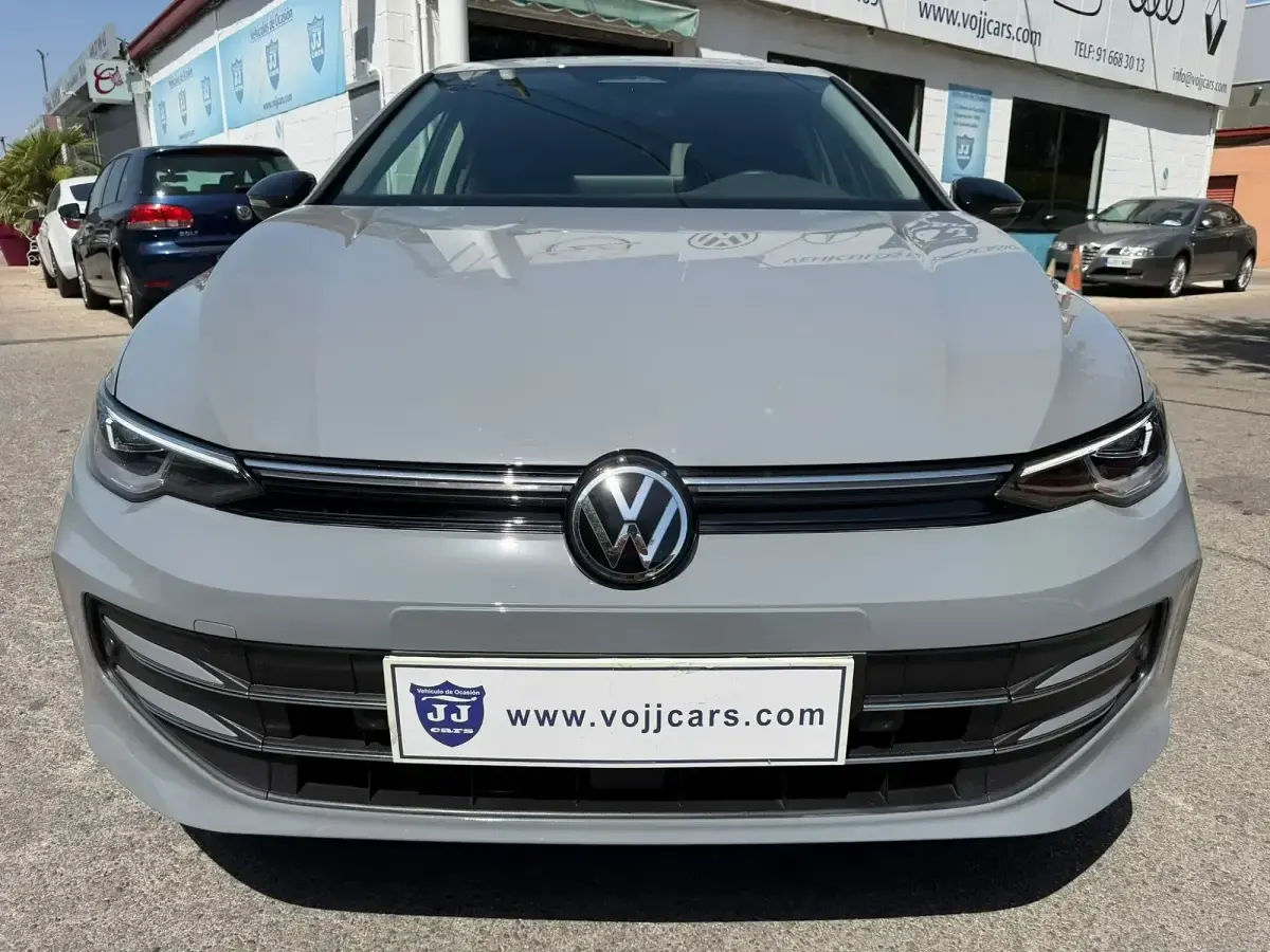 Usado VW Golf VIII Style 150 CV (110 kW) 2025 Gris / plata Berlina