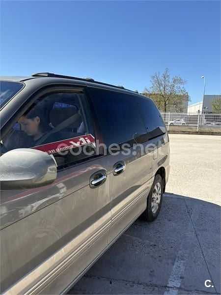 Usado Kia Carnival EX 144 CV (105 kW) 2004 Gris / plata Monovolumen