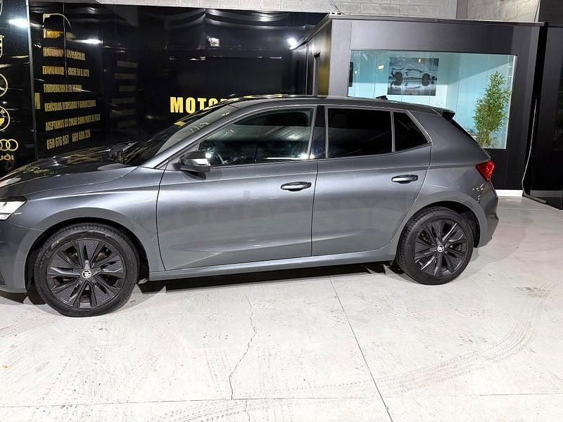 Usado Skoda Fabia 110 CV (80 kW) 2022 Gris / plata Berlina