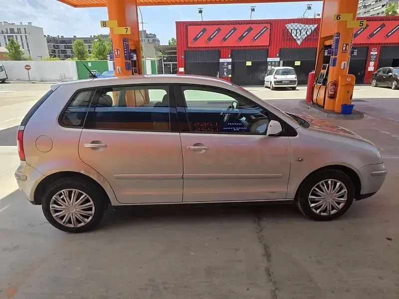Usado VW Polo Trendline 75 CV (55 kW) 2003 Gris / plata Berlina
