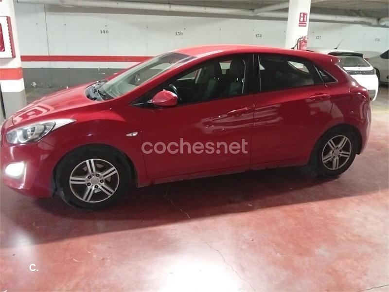 Usado Hyundai i30 90 CV (66 kW) 2015 Rojo Berlina