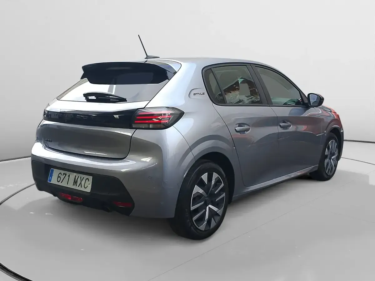 Usado Peugeot 208 Style 102 CV (75 kW) 2024 Gris Utilitario