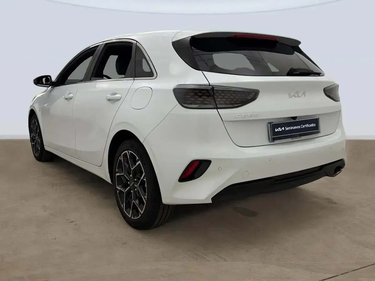 Usado Kia Ceed Edition 7 101 CV (74 kW) 2025 Blanco Utilitario