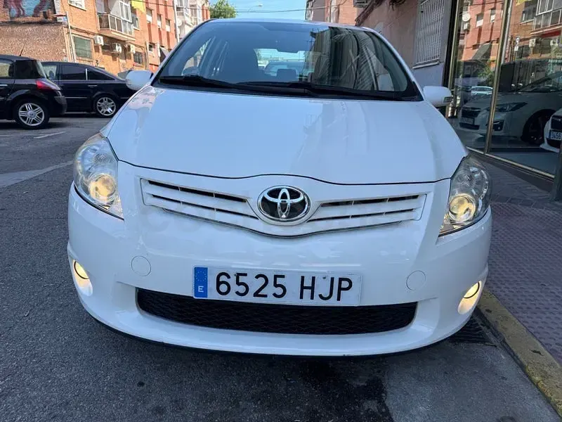 Usado Toyota Auris Active 132 CV (97 kW) 2012 Blanco Berlina