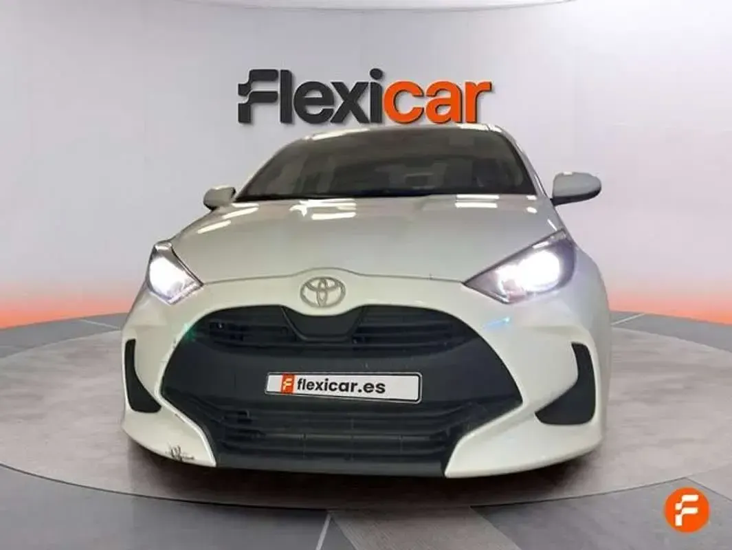 Usado Toyota Yaris Active 116 CV (85 kW) 2025 Blanco Utilitario