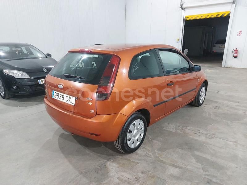 Usado Ford Fiesta Trend 68 CV (50 kW) 2004 Naranja Utilitario