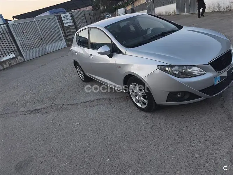 Usado Seat Ibiza Reference 105 CV (77 kW) 2009 Gris / plata Berlina