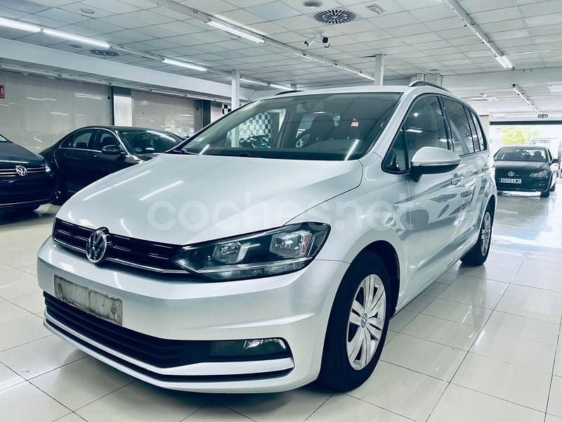 Usado VW Touran Advance 115 CV (84 kW) 2019 Gris / plata Monovolumen
