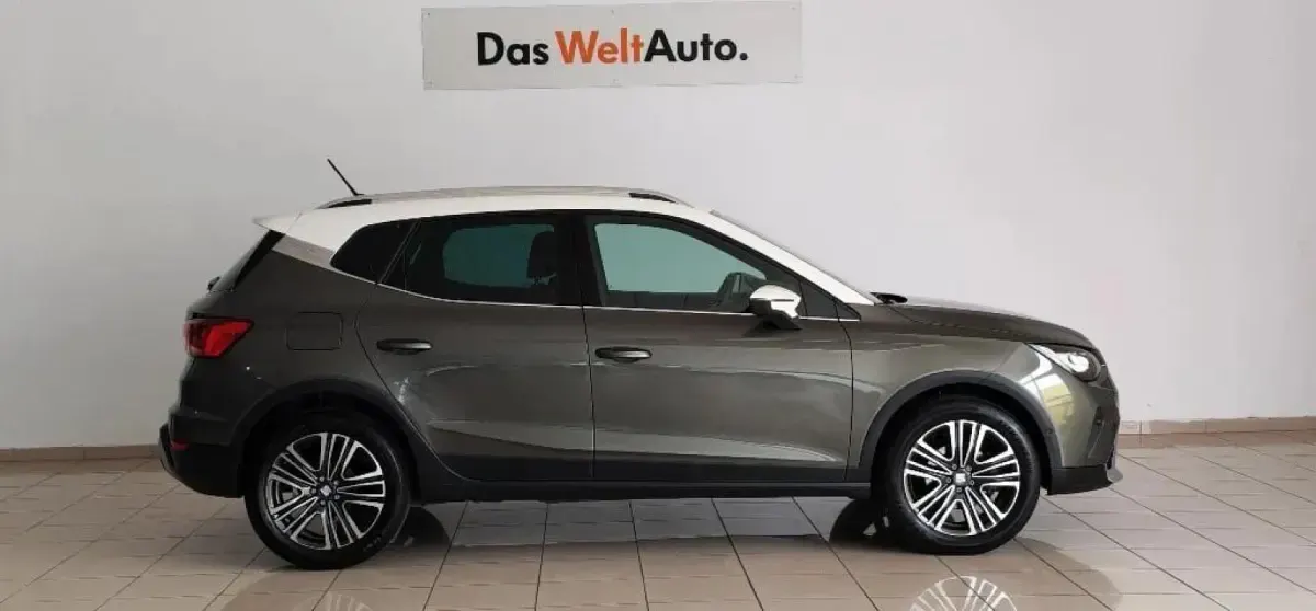 Usado Seat Arona Xperience 116 CV (85 kW) 2025 Cliff grey / techo blanco SUV