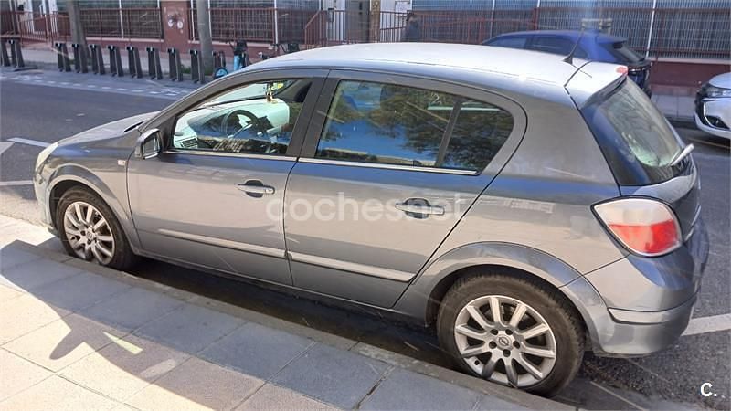 Usado Opel Astra Enjoy 120 CV (88 kW) 2005 Gris / plata Berlina